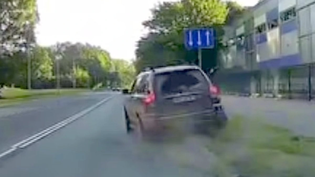 ВИДЕО. Пьяный водитель устроил аварию в Риге и пытался скрыться от полиции