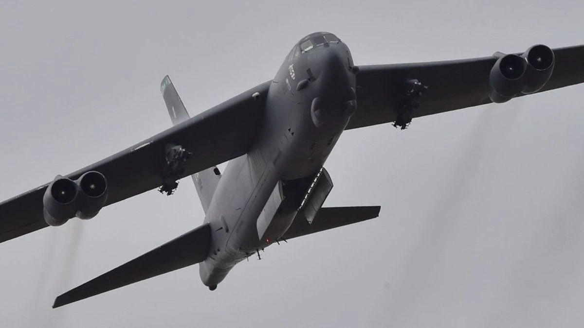 В Калифорнии рухнул бомбардировщик B-52, восемь погибших