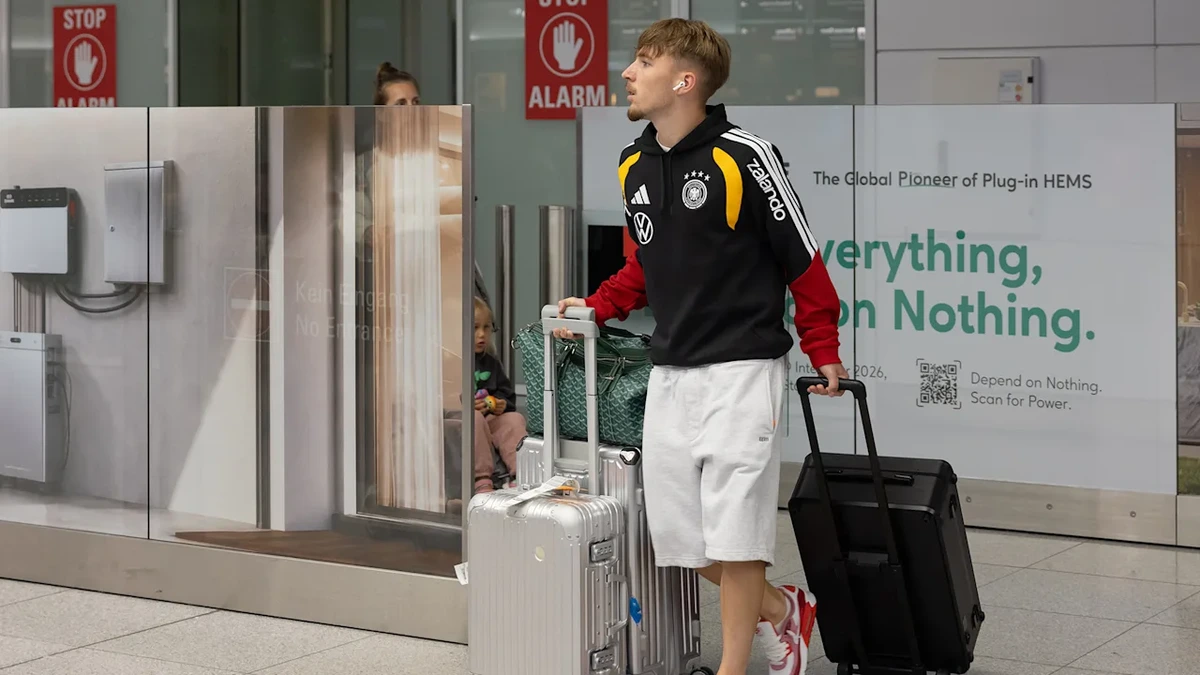 Das 1. Foto nach dem bitteren WM-Aus: Lennart Karl in München gelandet