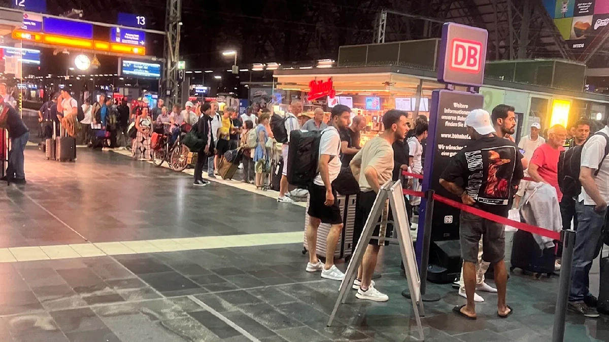 Funkausfall, Stillstand, Kabelbrand: Fahrgast protokolliert seine Bahn-Nacht im Chaos