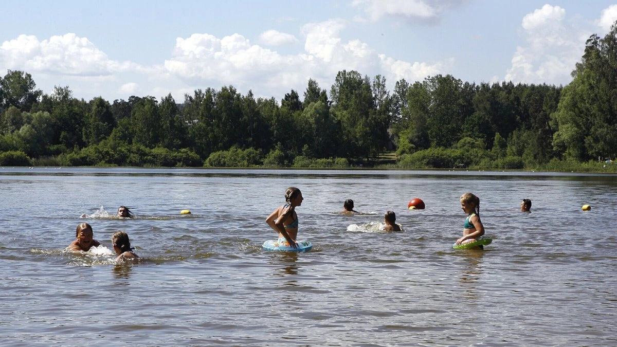 В рижских водоемах вода прогрелась до +20 градусов, в море - до +17 градусов