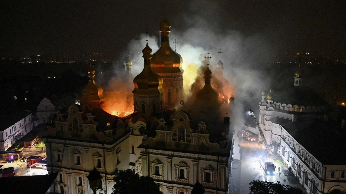 ФОТО. Массированный удар по Киеву: горит Киево-Печерская лавра