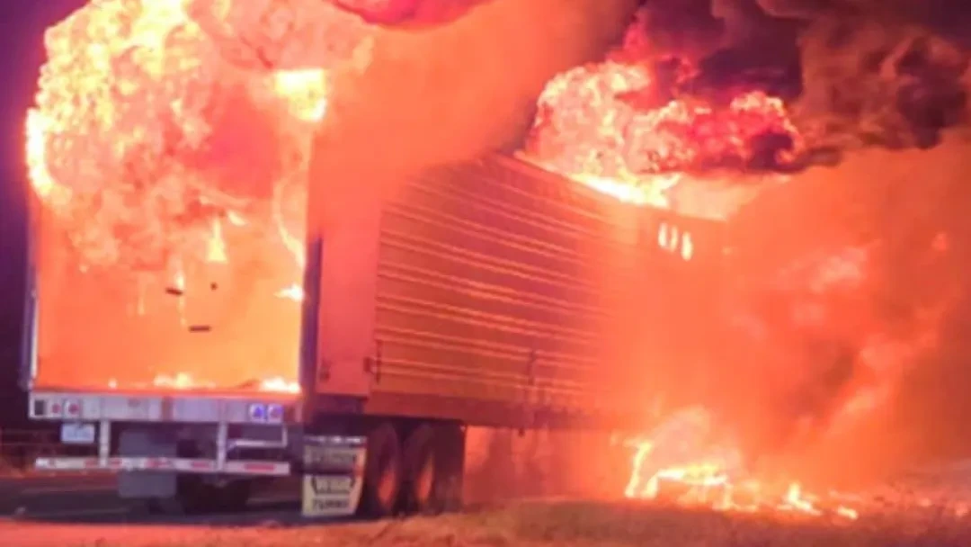 Lkw nach Verfolgungsjagd mit Polizei in Flammen: 39 Migranten von der Ladefläche gerettet