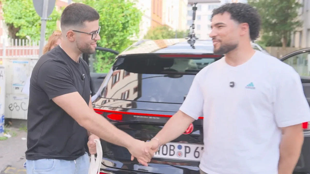 WM-Quiztaxi mit Adam Ammour : Kurz einkaufen – und plötzlich im Quiztaxi
