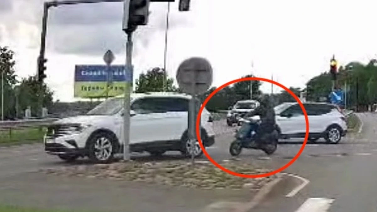 ВИДЕО. В Огре водитель мотороллера врезался в автомобиль и сразу скрылся