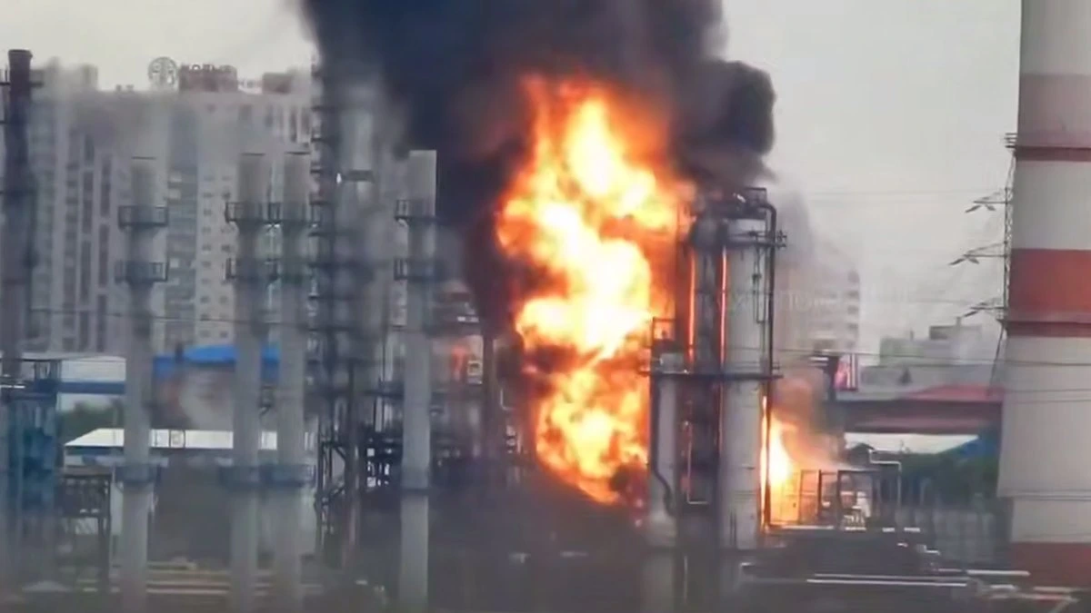 ВИДЕО. Украинские дроны атаковали нефтебазу на Кубани и Московский НПЗ