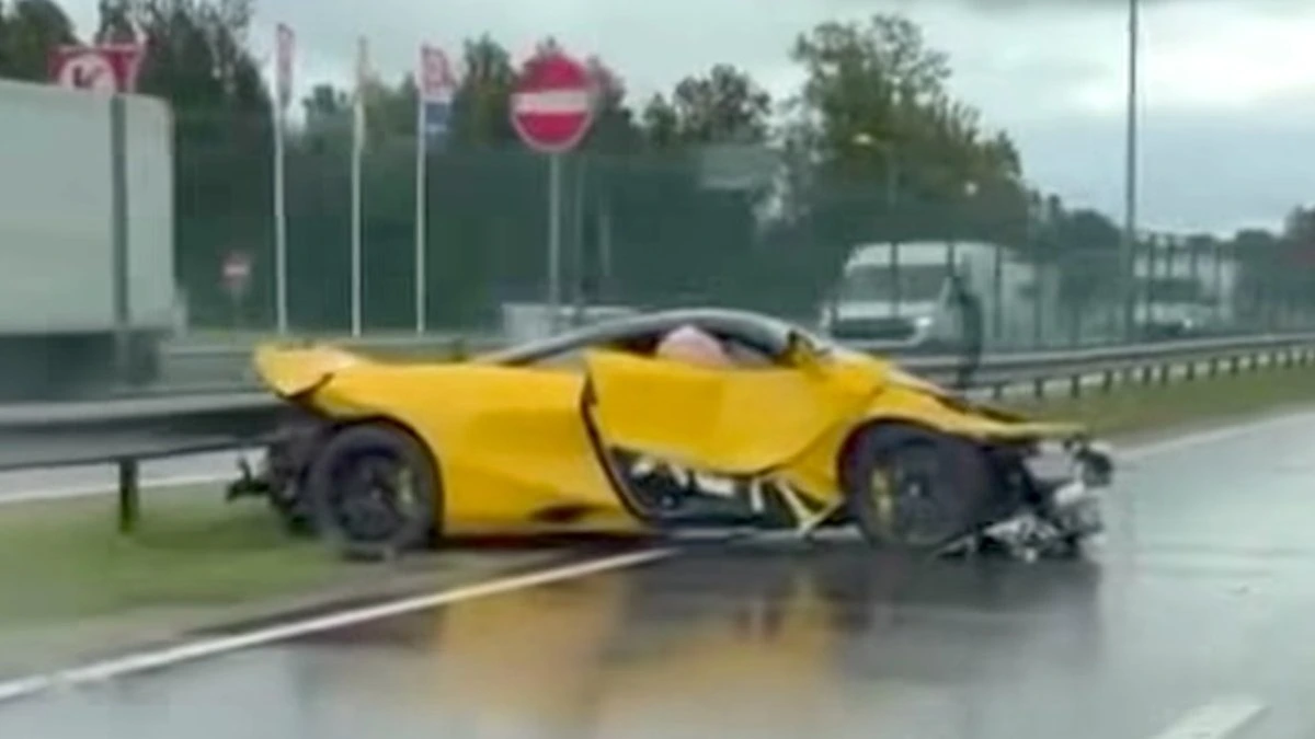 ВИДЕО: на Юрмальском шоссе в аварию попал суперкар McLaren