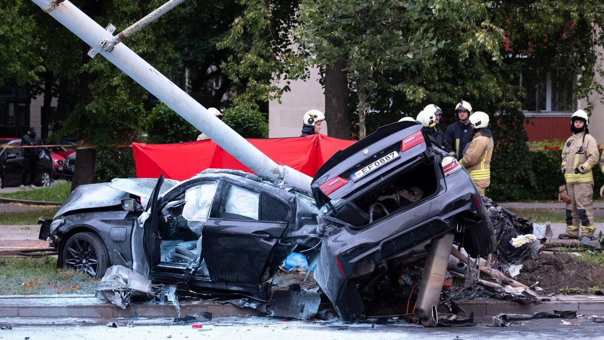 ФОТО. Смертельная авария в Вильнюсе: погибли двое молодых пассажиров BMW