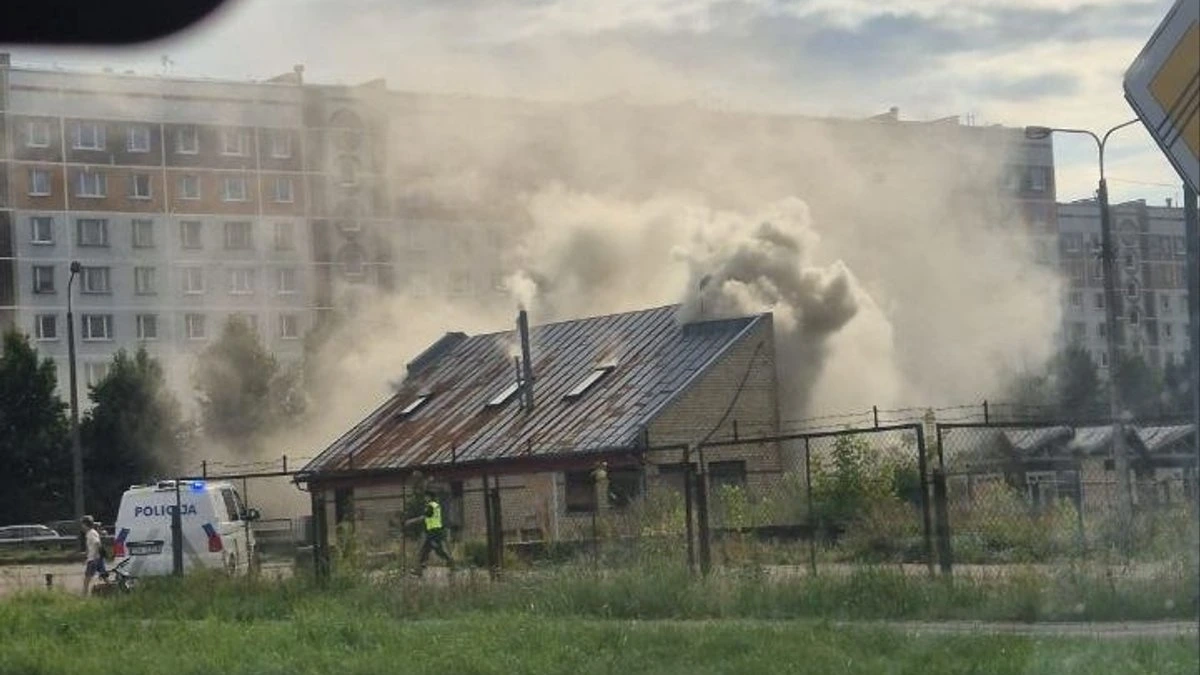 ФОТО. В Плявниеки горит здание на территории бывшего рынка