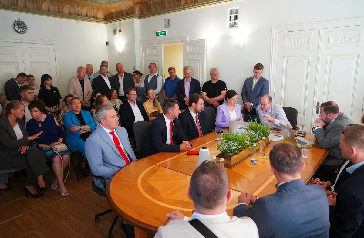 «Суверенная власть»/«Младолатыши» доверили первые места в списках своим лидерам