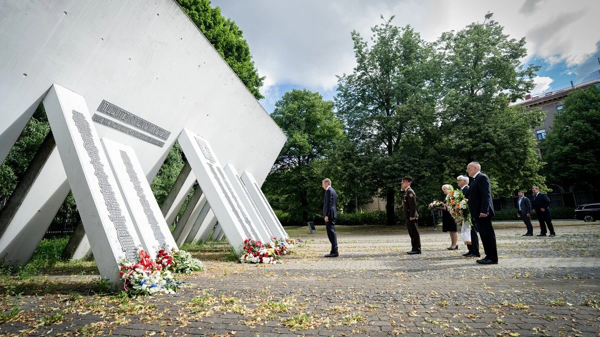 ФОТО. Ринкевич и Миериня возложили цветы к Мемориалу жертвам Холокоста в Риге