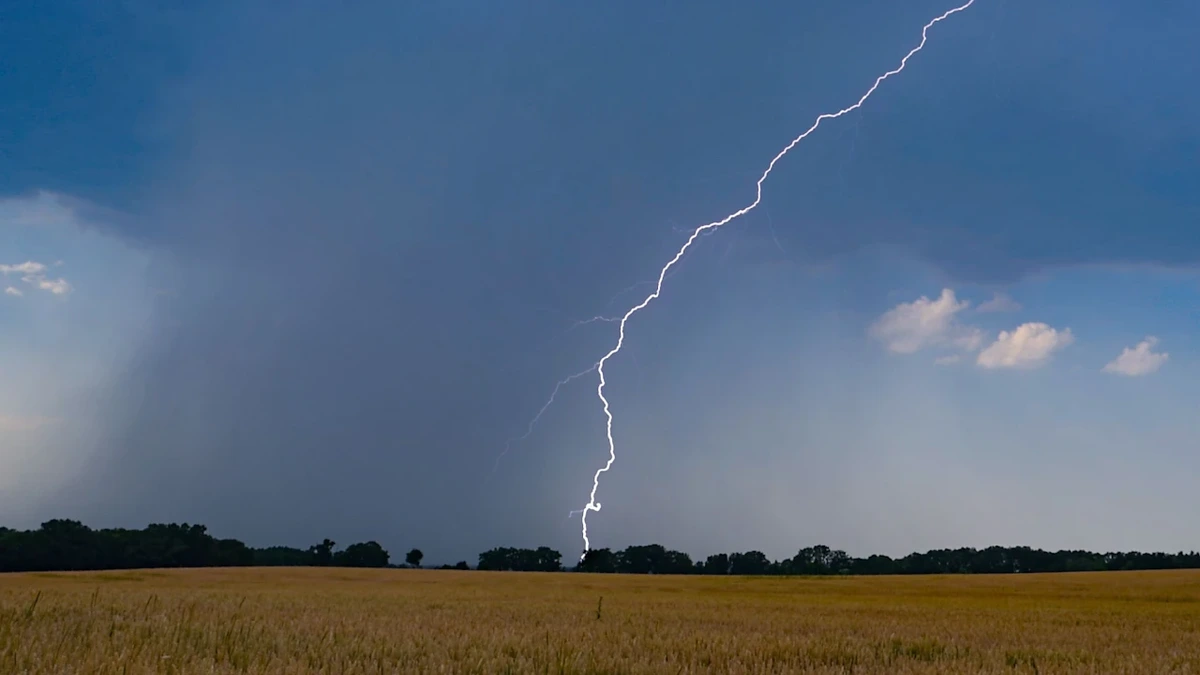 Kräftige Gewitter im Anmarsch: Die Hitze bleibt, die Blitze kommen