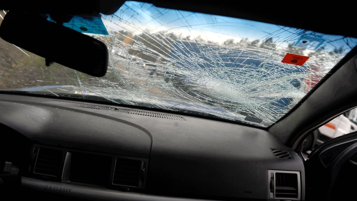 В Екабпилсском крае Citroen съехал с дороги и перевернулся: за рулем автомобиля был несовершеннолетний юноша