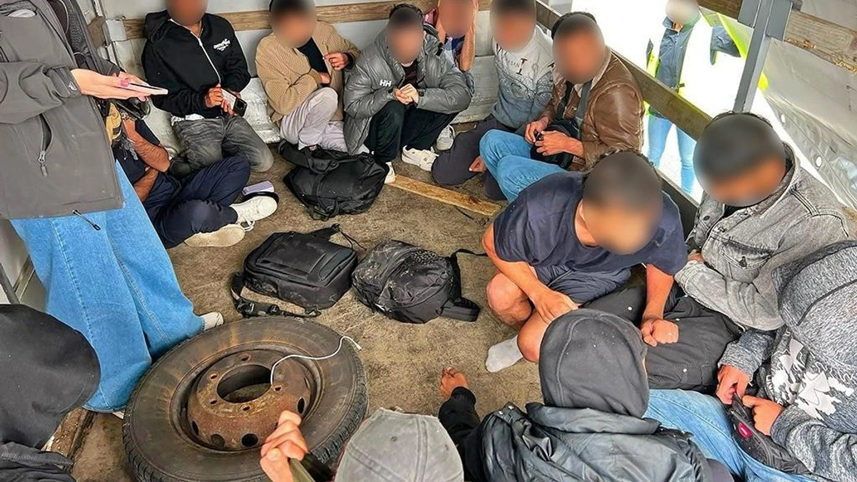 ФОТО. В прицепе фуры нашли группу сбежавших из Латвии нелегалов