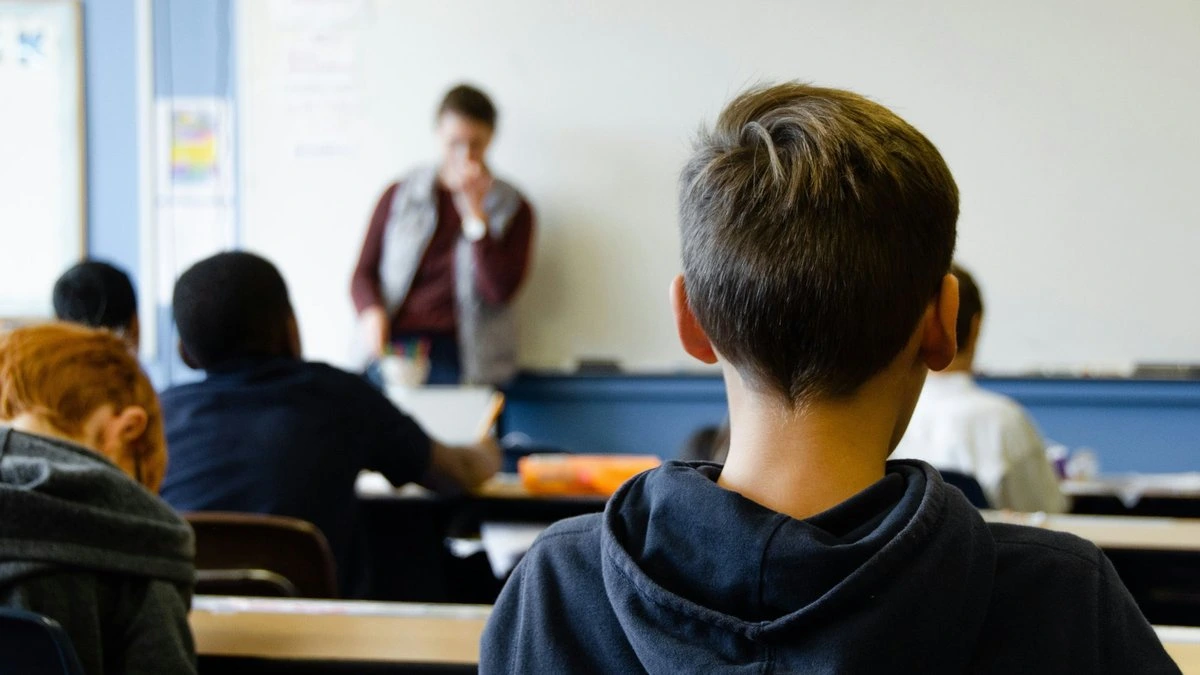 В 2025 году 2389 году детей школьного возраста не были зарегистрированы ни в одном учебном заведении