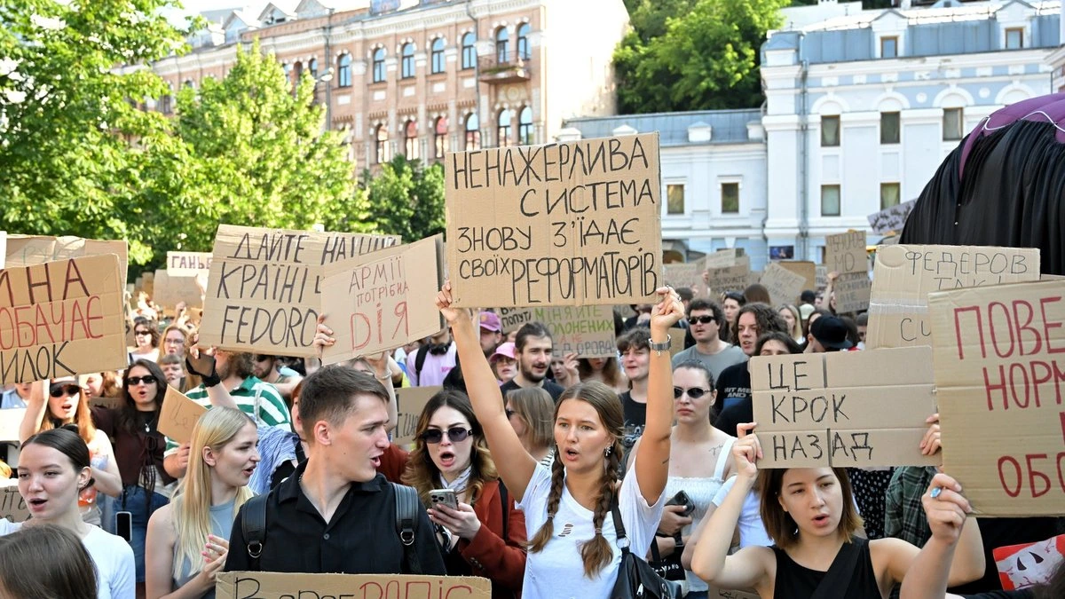 "Не трогай то, что работает". По всей Украине проходят акции против увольнения Фëдорова с поста министра обороны