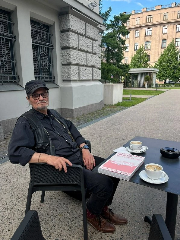 «Страх — один из самых объединяющих инстинктов человечества». Интервью с художником Олегом Тиллбергом
