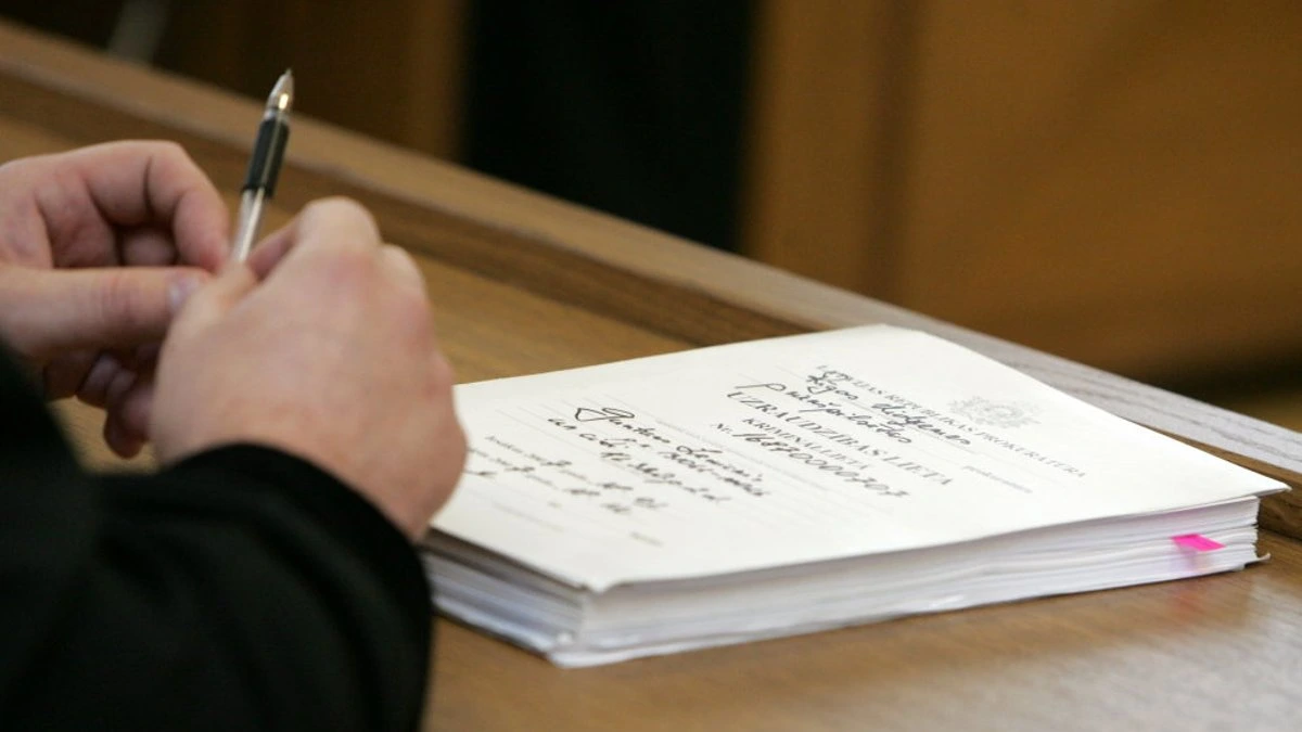 Прокурор приговорен к общественным работам за разглашение конфиденциальной информации