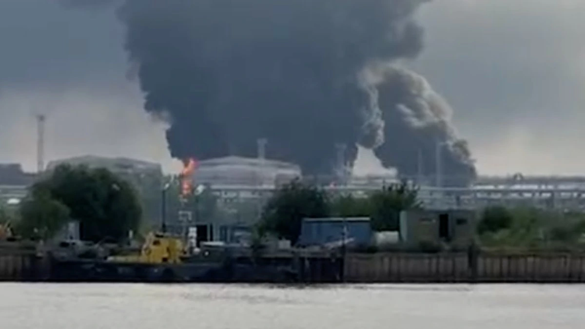 Массированная атака дронов ВСУ по Петербургу: горит нефтяной терминал
