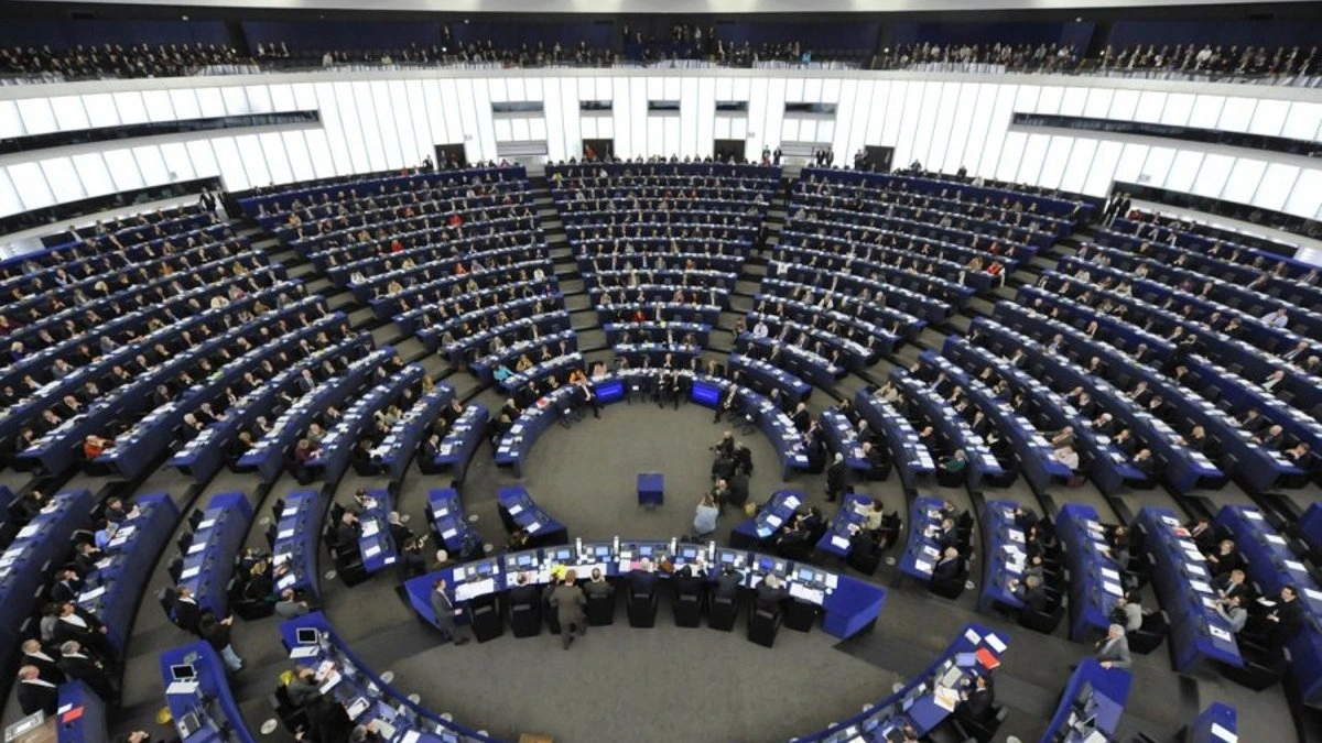 Европарламент запускает процедуру лишения статуса ультраправой фракции во главе с АдГ