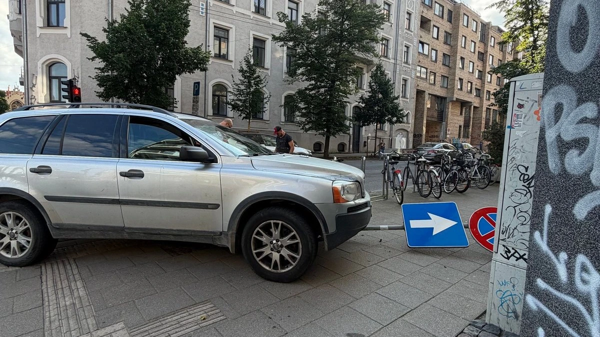 ФОТО: На перекрестке улиц Сколас и Стабу столкнулись два автомобиля
