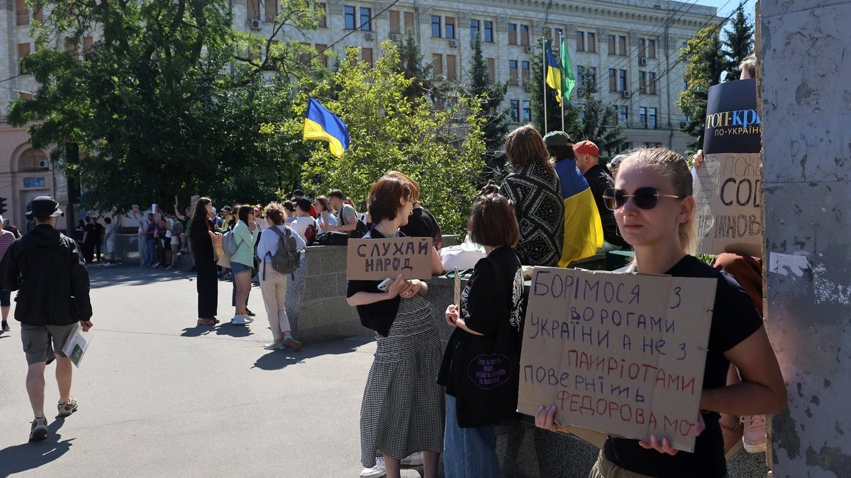 В Украине не утихают протесты против увольнения министра обороны