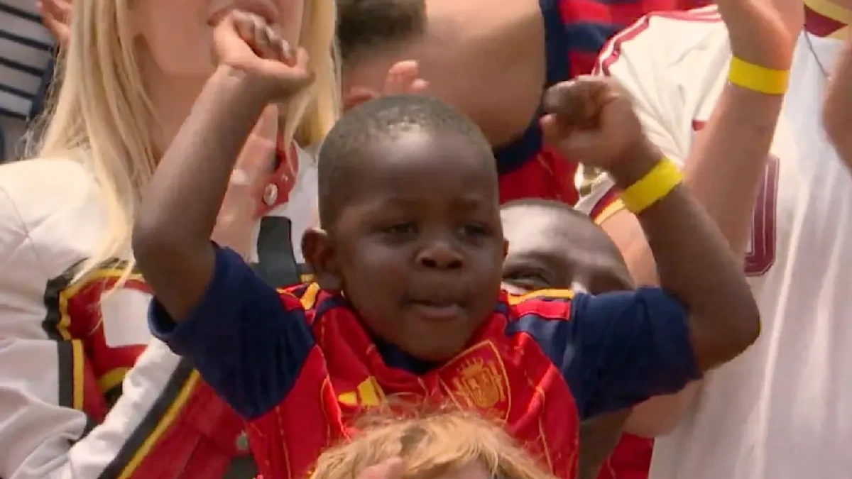 Der knuffigste Jubel der WM: Bruder (3) von Spanien-Star Lamine Yamal geht viral
