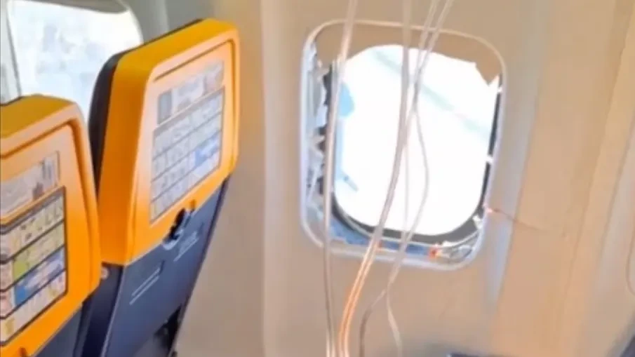 Passagier ragte mit Kopf aus Fenster: Scheibe auf Ryanair-Flug geplatzt!