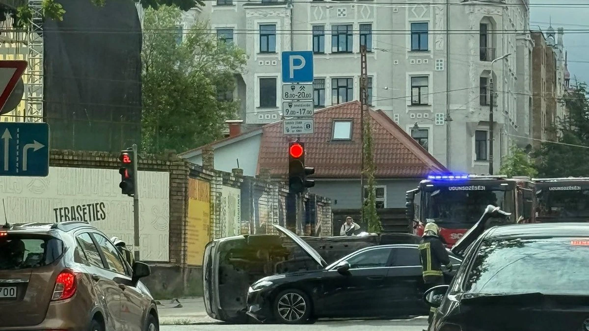 ФОТО. Авария в центре Риги; в ДТП пострадали два человека