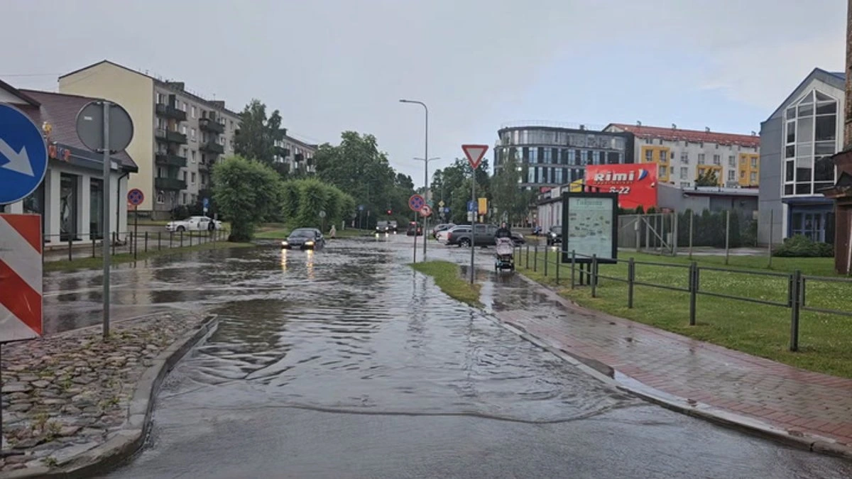 ВИДЕО. Льет как из ведра: в Тукумсе из-за сильного ливня затопило некоторые улицы