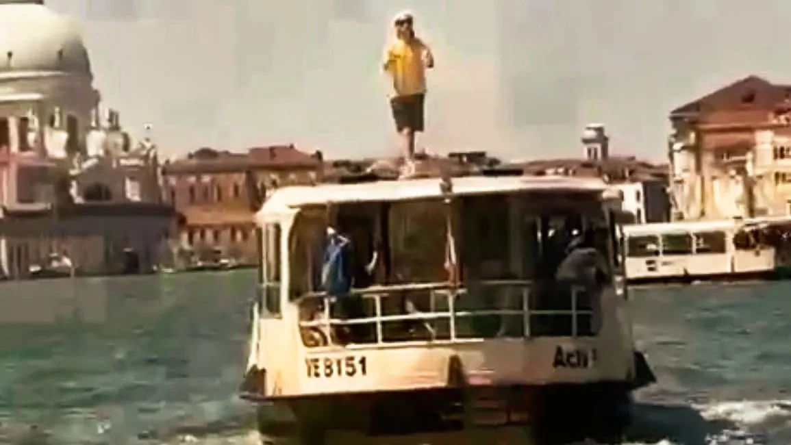 Venedigs Bürgermeister entsetzt: Trottel-Tourist „surft“ auf Wasserbus