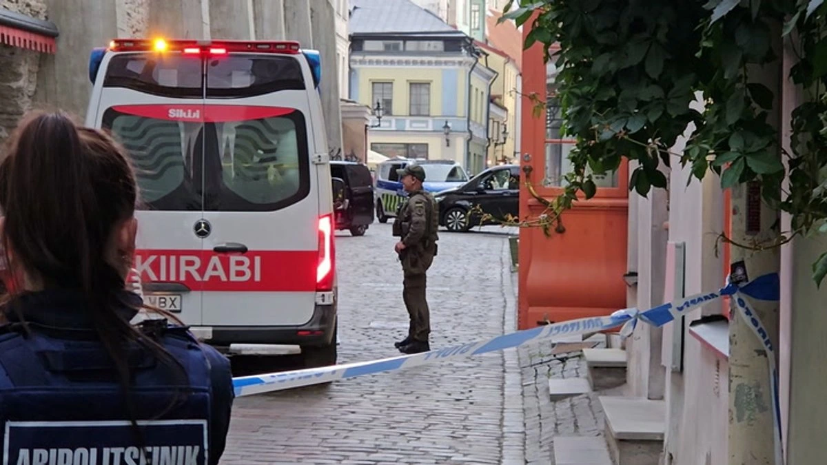 ВИДЕО и ФОТО. В Старом городе Таллина женщина угрожала полицейским ножом. Один из них открыл огонь