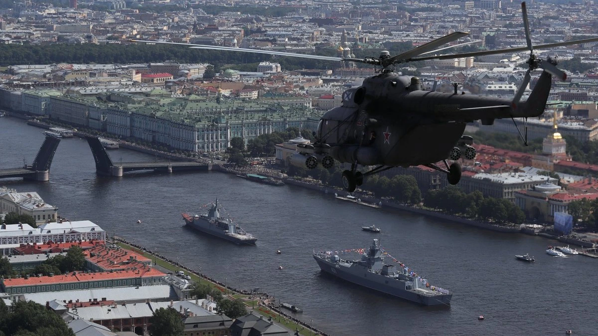 Российский фрегат заметили в Балтийском море сопровождающим газовоз. Танкер, вероятно, сменил маршрут из-за украинских дронов