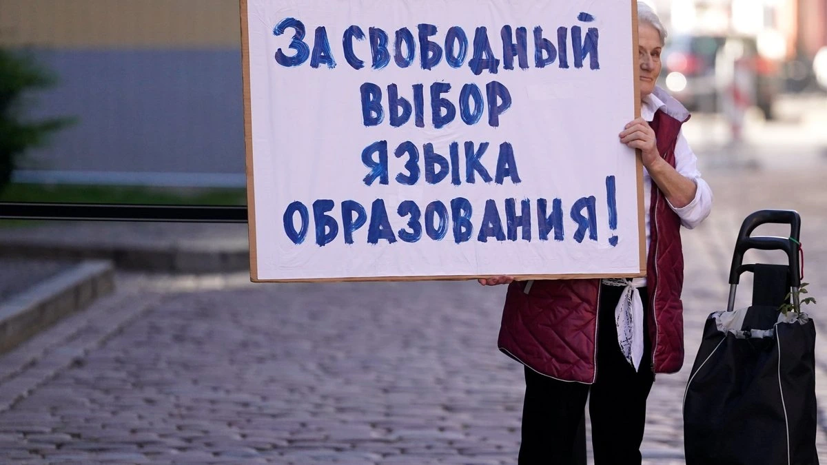 ФОТО. Около 30 человек в Риге вышли на пикет за обучение на русском языке