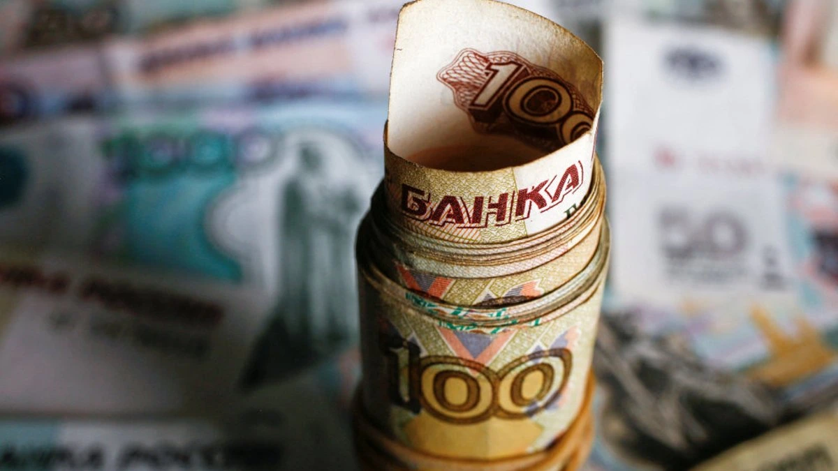 В России растет спрос на наличные, у банков — нехватка ликвидности. Почему? И чем это грозит?