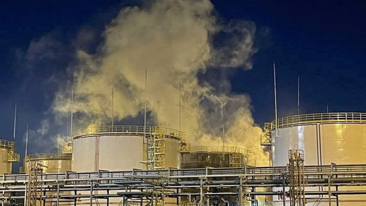 Bloomberg: в августе Украина атаковала российские НПЗ 21 раз, переработка нефти упала до минимума за 20 лет