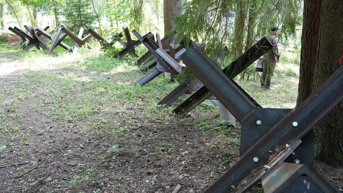 Противотанковые ежи и бревна — в Риге сегодня будут сооружать препятствия в городской среде; жителей просят не беспокоиться