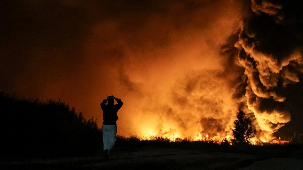 Пожар и взрывы после удара РФ под Киевом: 37 человек погибли