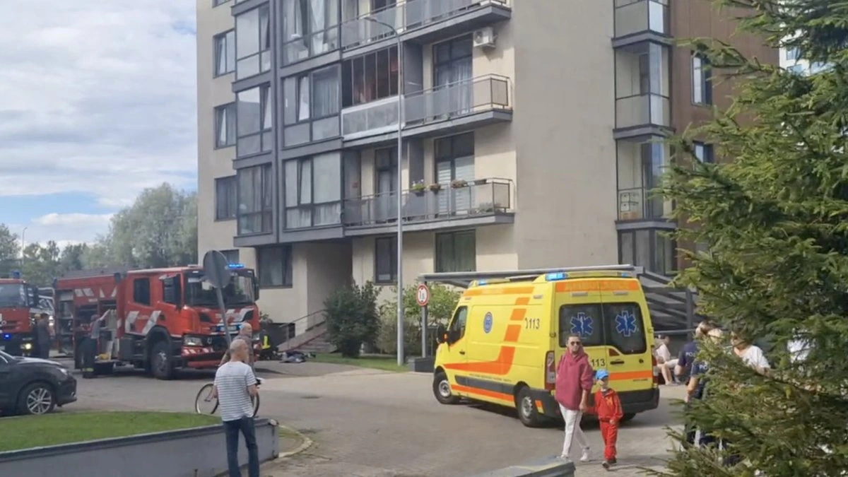 ФОТО, ВИДЕО. В доме на улице Пуцес пожар; есть пострадавший