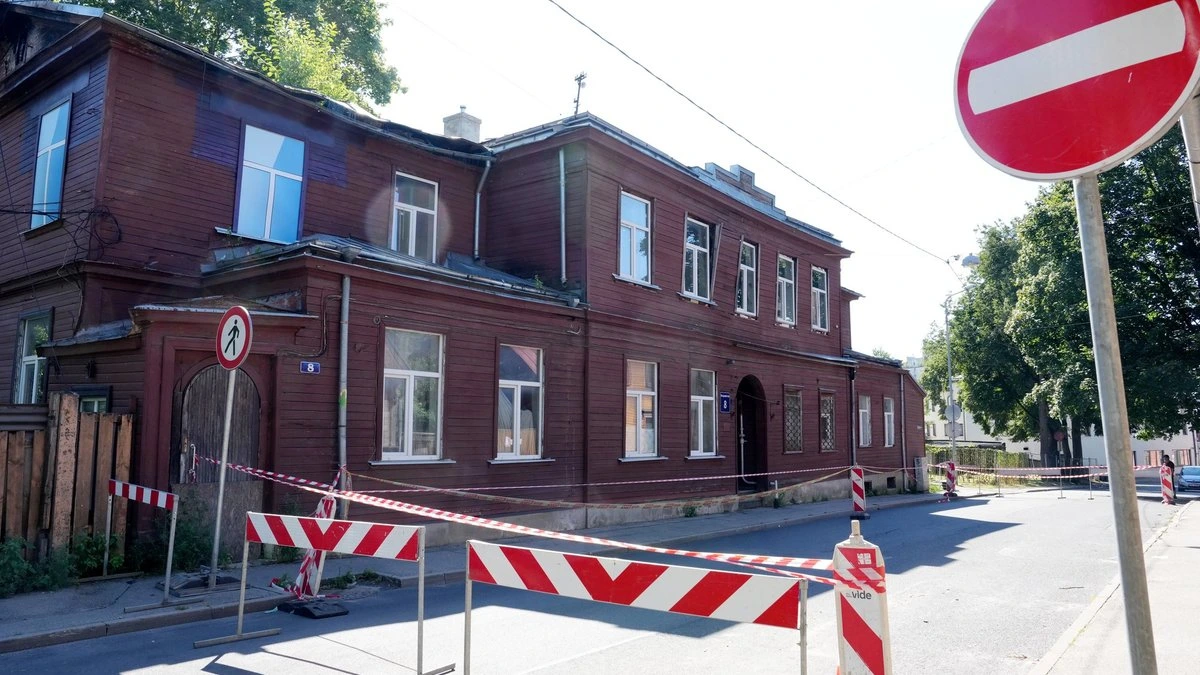 ФОТО. Опасное здание на улице Даугавпилс обследовали — ограничения движения сохраняются