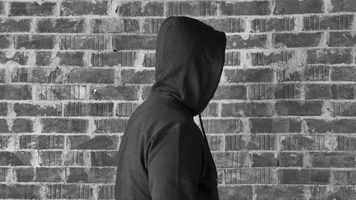 Мужчине надели на голову мешок и украли сумку — полиция задержала в Даугавпилсе троих подозреваемых