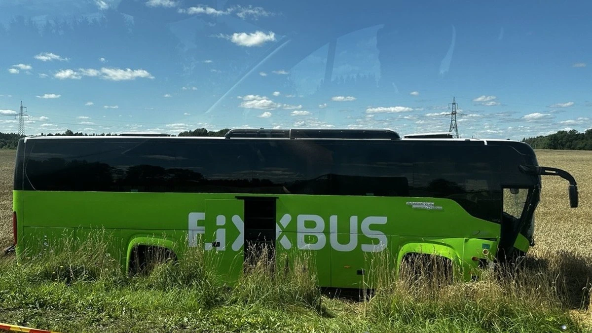 ФОТО. В Литве столкнулись международный автобус FlixBus и VW: двое пострадавших госпитализированы