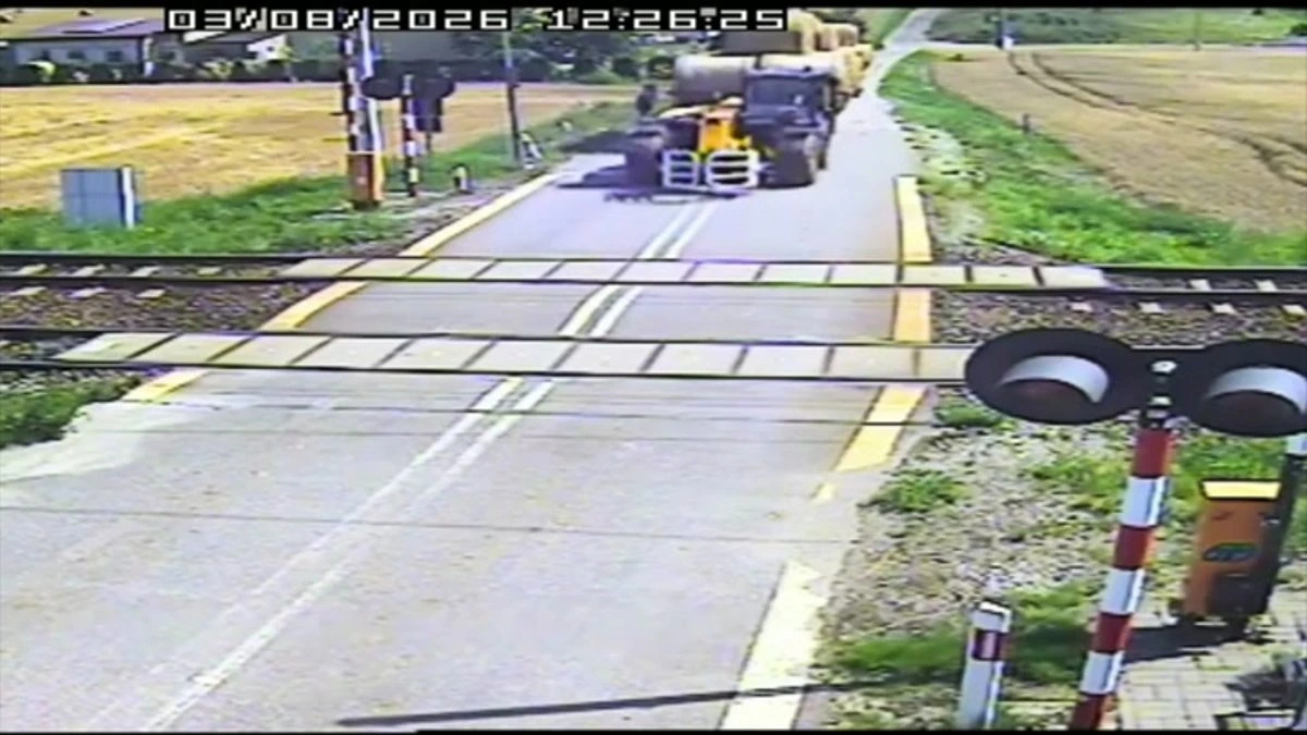 ВИДЕО. В Польше поезд врезался в прицеп, загруженный тюками сена