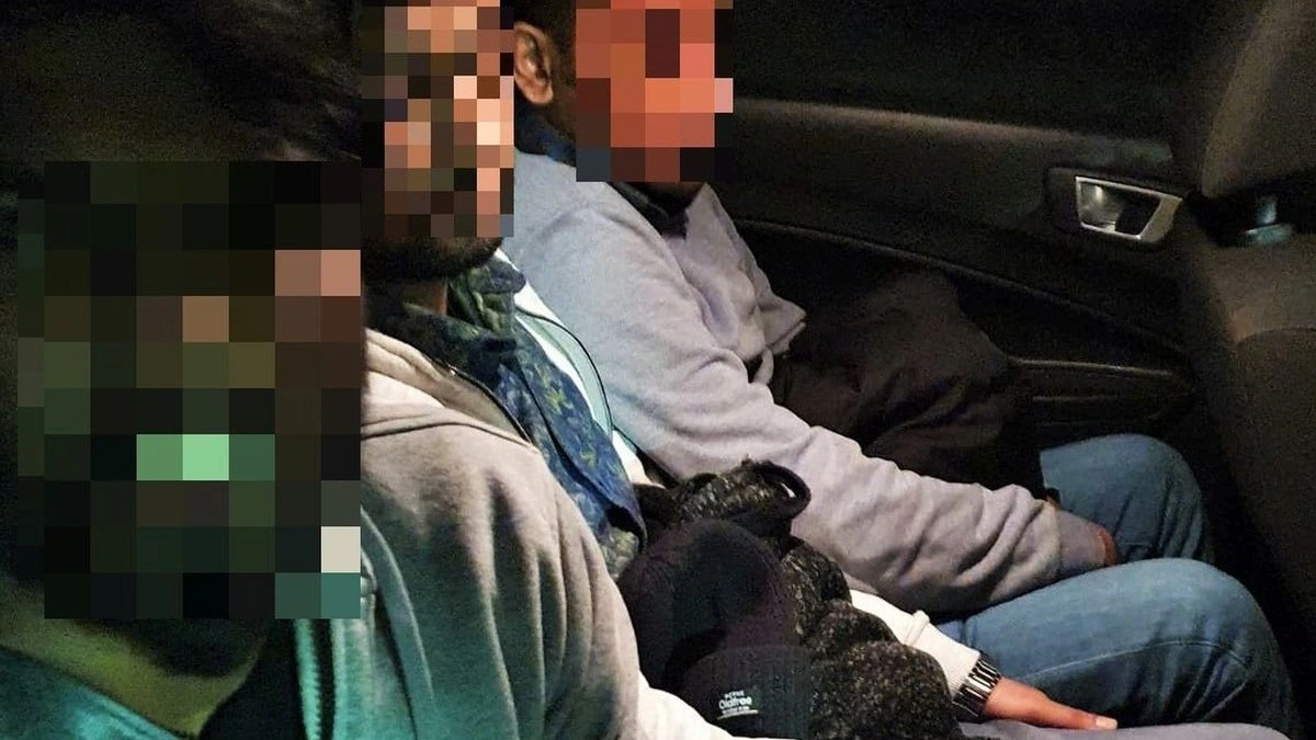 Задержаны два гражданина Грузии, перевозившие 15 нелегалов, сбежавших из Латвии