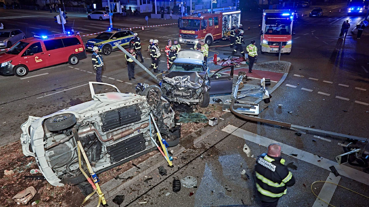 Unfall in Heidenheim: Zwei Autos krachen frontal auf Kreuzung zusammen