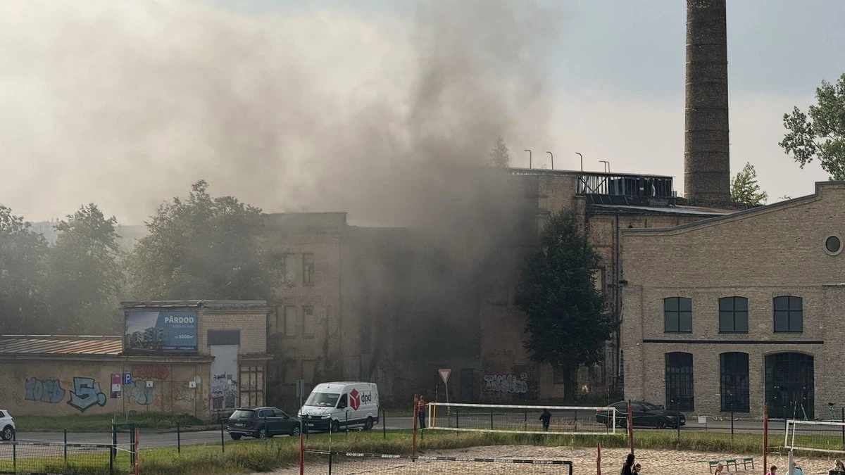 На Бривибас гатве в Риге загорелось заброшенное здание