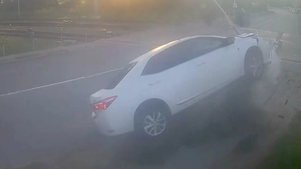 ВИДЕО. Водитель в Риге протаранил железнодорожный шлагбаум и скрылся