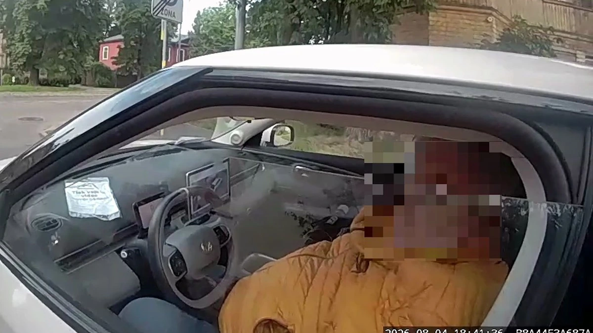 ВИДЕО. Пел гимн и призывал звонить президенту — в Агенскалнсе полиция задержала агрессивного водителя