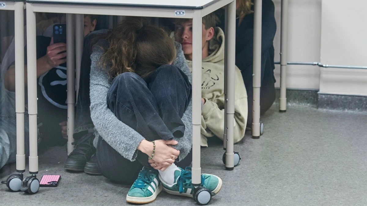 В Рижской 64-й средней школе прошли учения на случай воздушной угрозы