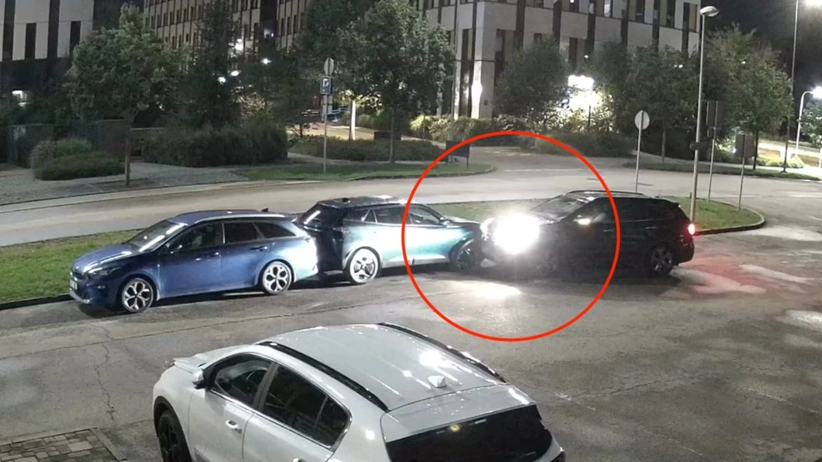 ВИДЕО: Водитель протаранил припаркованные автомобили на территории автоцентра в Марупе